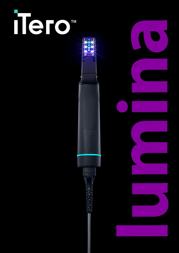 iTero Lumina intraoral tarayıcı sistemi beyaz arka plan önünde, yüksek çözünürlüklü ekranda dijital diş modeli ile görüntülenmiş.